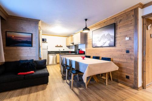 - une cuisine et une salle à manger avec une table et un canapé dans l'établissement Chalet Mouflon - 4 Pièces pour 6 Personnes MAE-1791, à Val Thorens