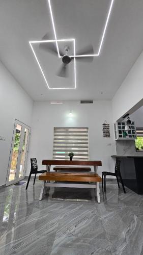 Una cocina o zona de cocina en Uthuppan's holiday home