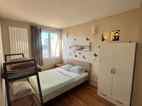 Ένα ή περισσότερα κρεβάτια σε δωμάτιο στο Charmant appartement à 2 min de Paris