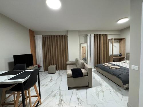 Postel nebo postele na pokoji v ubytování Dennys Apartment at Gardenia Myslym Shyri