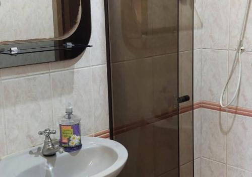 a bathroom with a sink and a shower at ATAMI STAY Casa em Condomínio com Piscina Aquecida pertinho do Mar in Pontal do Paraná