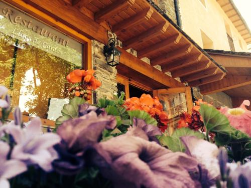 a bunch of flowers in front of a store at Hotel Llacs De Cardos in Tavascan