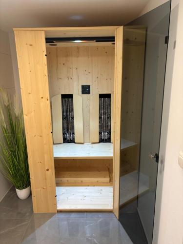 ラーデボイルにあるFerienwohnung Radebeul Gerlachの木造のキャビネット(部屋内の棚付)