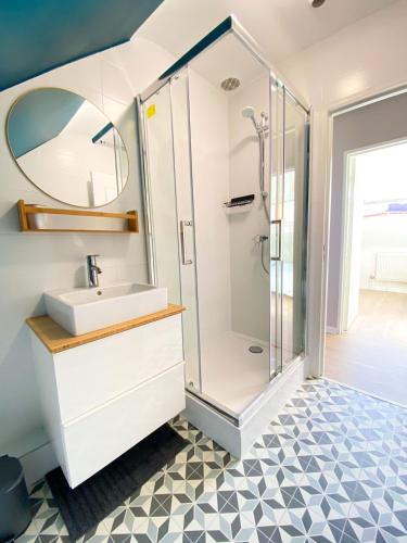 une salle de bain avec un lavabo et une douche dans l'établissement Appartement hypercentre Colmar, à Colmar