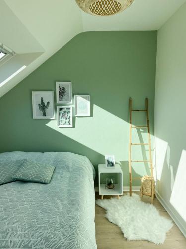 - une chambre avec un lit et une échelle dans l'établissement Appartement hypercentre Colmar, à Colmar