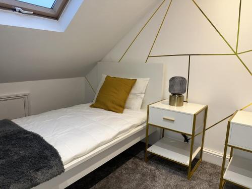 Katil atau katil-katil dalam bilik di Cozy 2 Bed Home in Ilford- Contractors & Groups Welcome