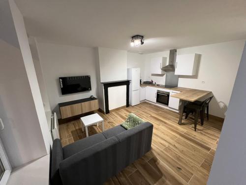 Μια τηλεόραση ή/και κέντρο ψυχαγωγίας στο Logement cosy pour 2 personnes