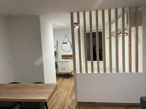 Η κουζίνα ή μικρή κουζίνα στο Logement cosy pour 2 personnes
