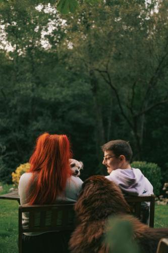 a man and a woman sitting on a bench at Posada Pet Friendly El Molino de Cantabria in Entrambasaguas