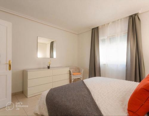 ein Schlafzimmer mit einem Bett, einer Kommode und einem Spiegel in der Unterkunft Chayofa Escape Relax and Enjoy in Chayofa