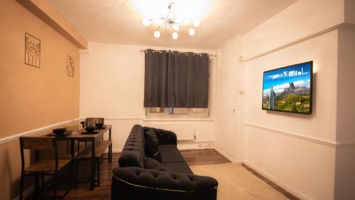 Urban Luxe Stays - Purbrook Bridge photo 10
