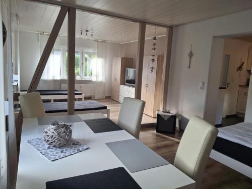 a room with a table and chairs and a bedroom at Monteurwohnung in Wilnsdorf