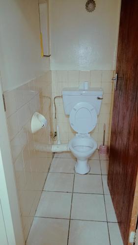 baño con aseo blanco y suelo de baldosa. en Appartment to let in Edenvale, en Edenvale