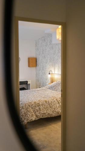 - une vue sur une chambre avec un lit par une porte dans l'établissement NEW! Wifi, Netflix Le Refuge des Berges, à Beaucaire