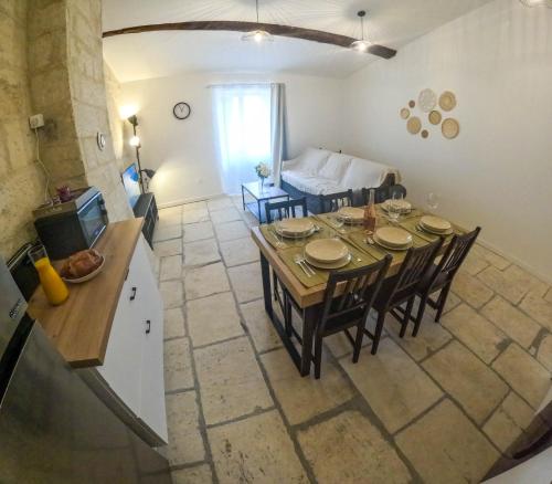 a kitchen and dining room with a table and chairs at NEW! Wifi, Netflix Le Refuge des Berges in Beaucaire