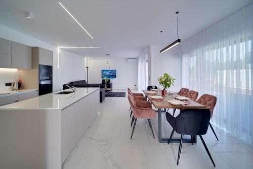 Η κουζίνα ή μικρή κουζίνα στο Villa Aurela