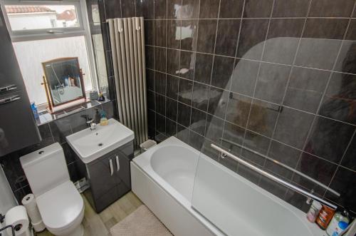 Stylish 91sqm Victoria 2 bedroom Apartment photo 32