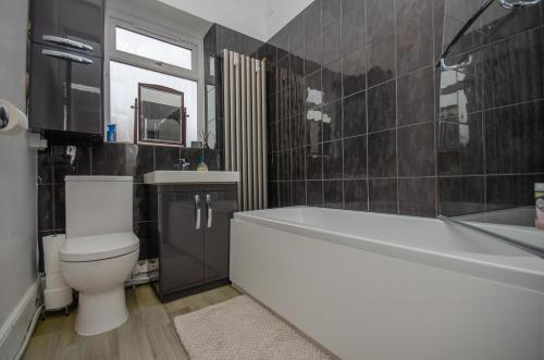 Stylish 91sqm Victoria 2 bedroom Apartment photo 4