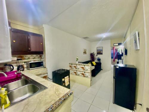 Η κουζίνα ή μικρή κουζίνα στο 876 Oasis -King Bed - Sunset View Retreat- Jacuzzi