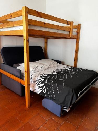 - un lit superposé avec une couette en noir et blanc dans l'établissement Clim et extérieur entre mer, garrigue et réserve africaine, à Portel-des-Corbières