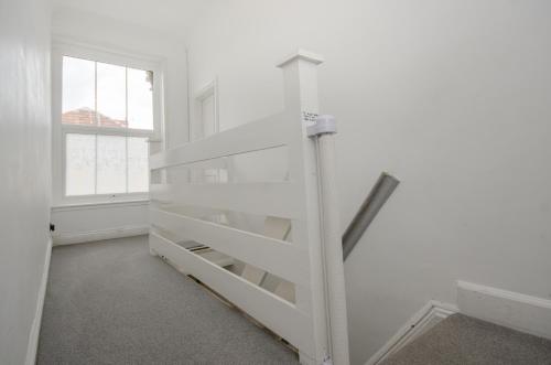 Stylish 91sqm Victoria 2 bedroom Apartment photo 38