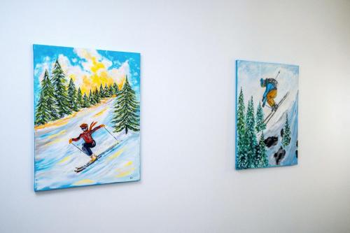 zwei Bilder von Skifahrern, die an einer Wand hängen in der Unterkunft Double room with Balcony Transalpina Ski Resort - DBL2 in Obarsia-Lotrului