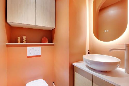 une salle de bain avec un lavabo et des toilettes dans l'établissement Eiffel Tower - Passy, Paris, à Paris