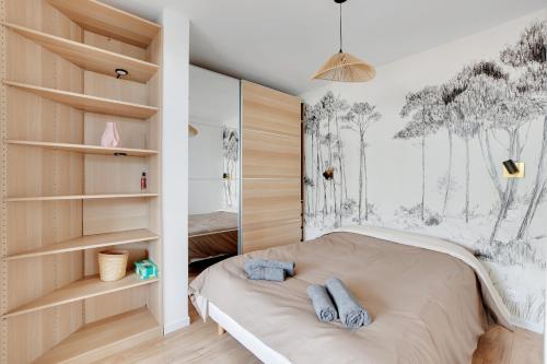 - une petite chambre avec un lit et des étagères dans l'établissement Eiffel Tower - Passy, Paris, à Paris