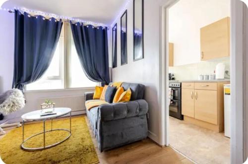 Kuchyň nebo kuchyňský kout v ubytování 1 bed Flat ''Beta'' in Dewsbury road, Leeds