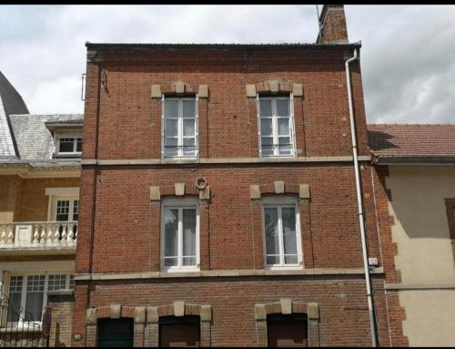 a red brick building with three windows on it at Groom Épernay - Le Petit Tonnelier in Épernay