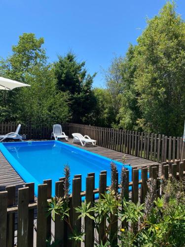 una piscina junto a una valla de madera en Cabañas don Francisco, en Recinto