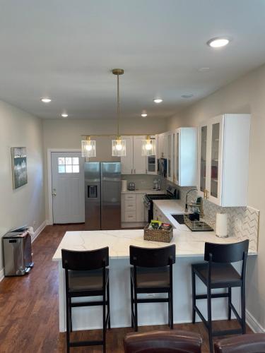 Dapur atau dapur kecil di Brookfield Zoo Oasis - Families welcome!