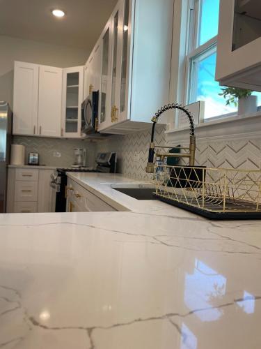 Dapur atau dapur kecil di Brookfield Zoo Oasis - Families welcome!