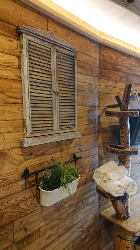 a room with a wooden wall with a window at Casa Antón O Cebreiro in O Cebreiro