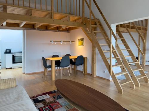 una sala da pranzo con tavolo e alcune sedie di Haus am See - Ferienwohnung mit Panoramablick ad Angermünde