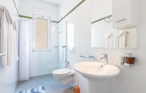 Ένα μπάνιο στο Funtana Appartements an der 1 Reihe vom Meer