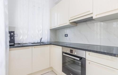 Η κουζίνα ή μικρή κουζίνα στο Funtana Appartements an der 1 Reihe vom Meer