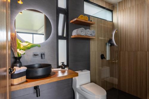Ένα μπάνιο στο ÉWA Homes Monteverde