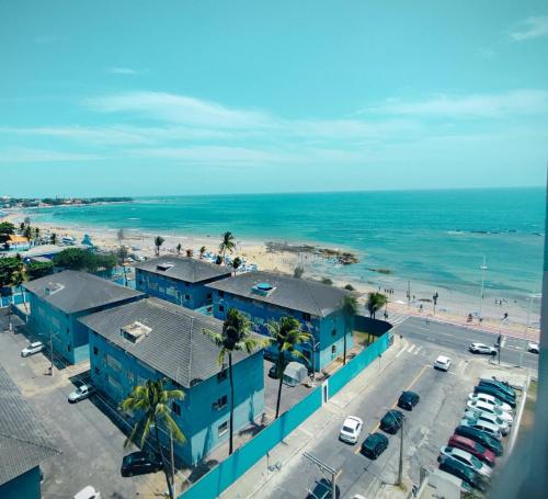 サルバドールにあるLar, Praia e Marのビーチと青い建物の航空写真