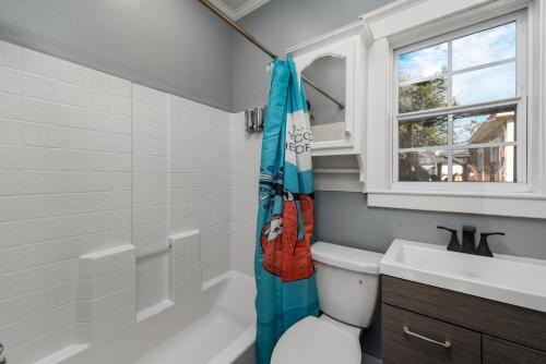Un baño con bañera, inodoro y lavabo. en Comfy Studio with King Bed & Full Kitchen - Near Attractions, en Houston