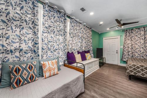 a bedroom with a bed and blue and white wallpaper at Comfy Studio with King Bed & Full Kitchen - Near Attractions in Houston