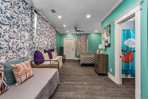 Una sala de estar con paredes verdes y un sofá. en Comfy Studio with King Bed & Full Kitchen - Near Attractions, en Houston