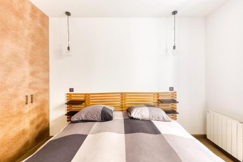 une chambre avec un lit avec deux oreillers dans l'établissement Parking Gratuit - Montmartre Charme & Patio Privé - Sacré-Cœur Metro Anvers, à Paris