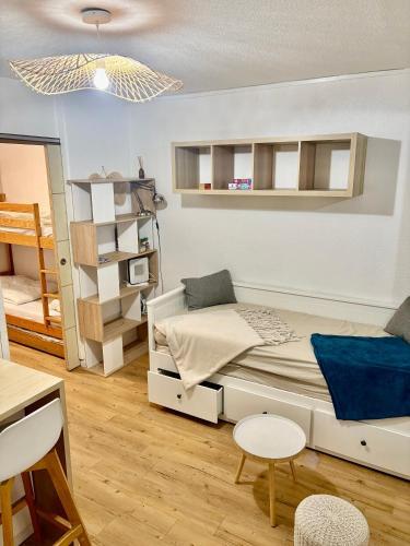 - une petite chambre avec un lit et des lits superposés dans l'établissement Studio Chaleureux au Cap d’Agde, au Cap d'Agde