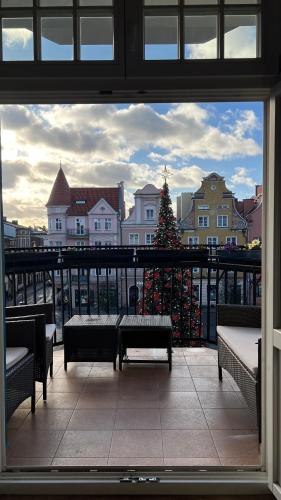 a view of a christmas tree from a window at Diamond Apartment in Grudziądz