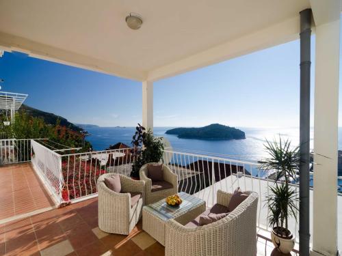 Apartment with terrace and sea view