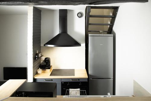 Il comprend une cuisine équipée d'un réfrigérateur et d'une cuisinière. dans l'établissement Charmante maisonnette centre nemours, à Nemours