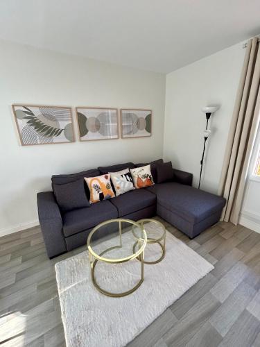 un salon avec un canapé et une table basse dans l'établissement Cocon Cosy et Verdoyant - Private Parking, Breakfast, Wifi, Netflix, à Caen