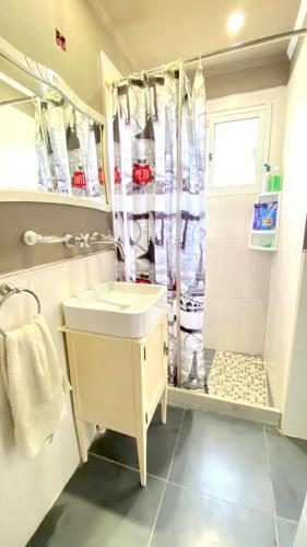 a bathroom with a sink and a shower at Capricornio 2 in Punta del Este