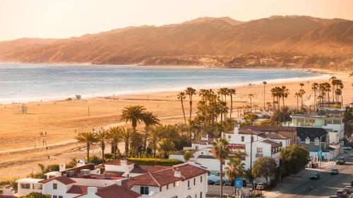an aerial view of a beach with palm trees and houses at Arion- Cozy Santa Monica getaway steps to the beach Free Parking in Los Angeles